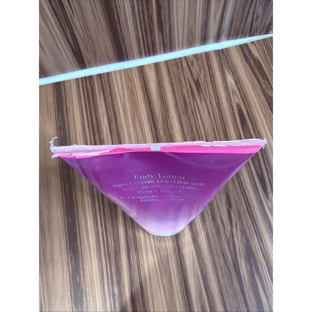 Victoria's Secret Bombshell IN LOVE Body Lotion 6.7 OZ 200 ML - Picture 3 of 4